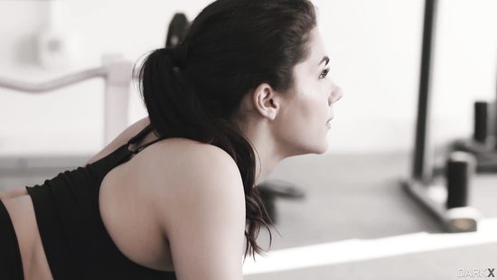 Красивой богатой сучке личный тренер в спортзале прочистил очко