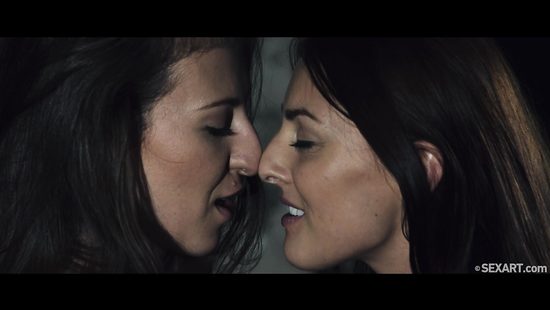 В подвале две грязные лесбиянки занялись нежным однополым сексом