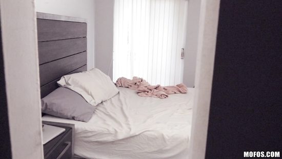 Поймала в шкафу возбуждённого соседа и утолила его сексуальный голод