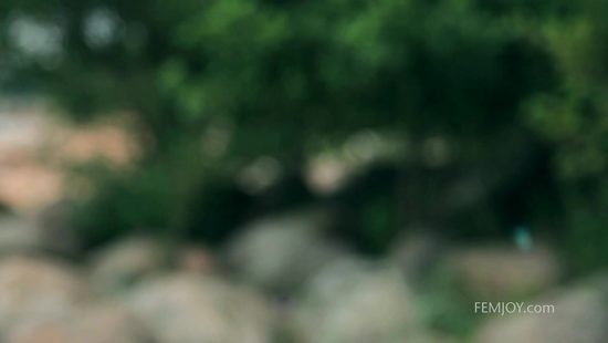 Голая стройная девчонка на берегу моря пускает мыльные пузыри