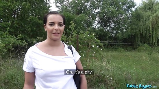 Француженка с большими титьками за деньги показала дойки и отдалась пикаперу