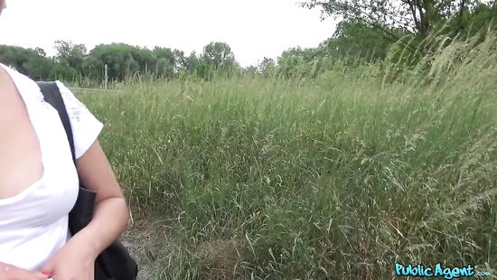 Француженка с большими титьками за деньги показала дойки и отдалась пикаперу