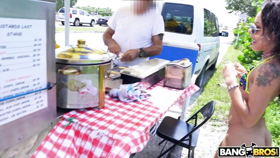 Мускулистый ловелас жёстко трахает анальную шлюшку в публичных местах