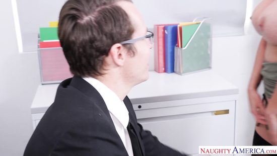 Зрелая шлюшка соблазнила пошлого парня в офисе и оседала здоровенный член