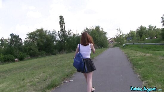 Рыжую студентку трахнули на холме