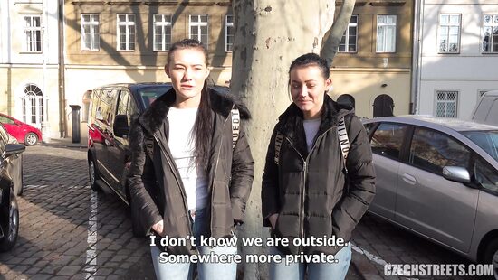 Наивные близняшки