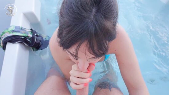 Трусики в джакузи только мешают