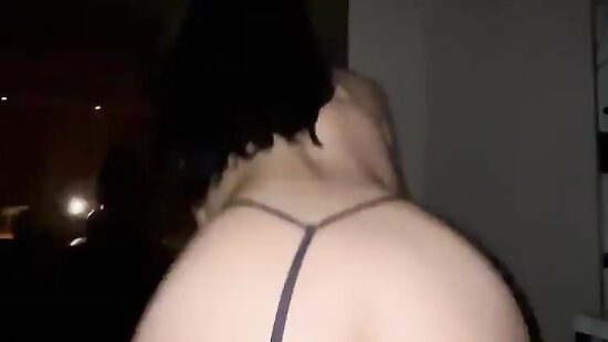 Как сексуально она прыгает ***