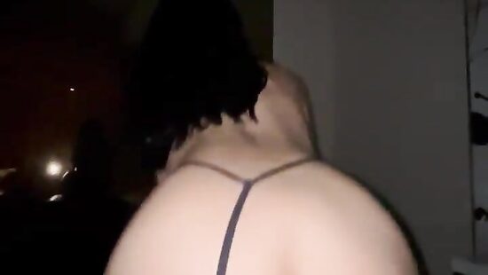 Как сексуально она прыгает ***