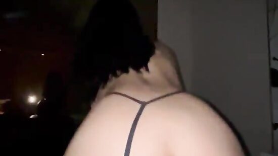 Как сексуально она прыгает ***