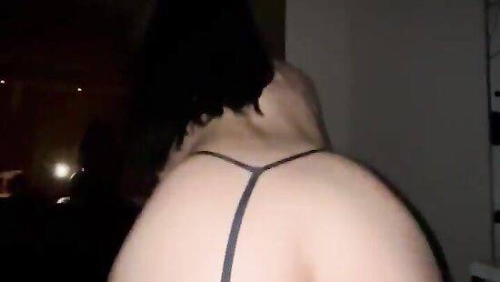 Как сексуально она прыгает ***