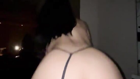 Как сексуально она прыгает ***