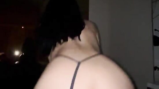 Как сексуально она прыгает ***