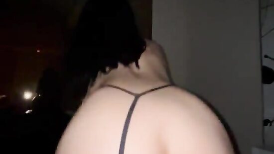 Как сексуально она прыгает ***