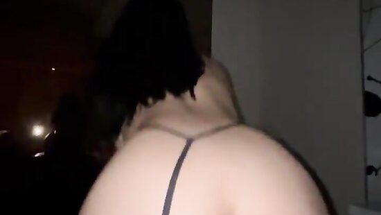 Как сексуально она прыгает ***