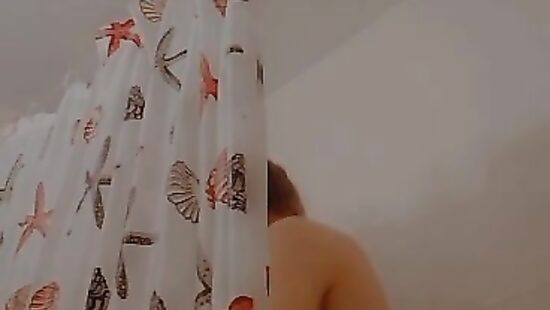 Немножко танцую в душе