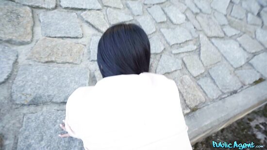 Скука на автобусной остановке