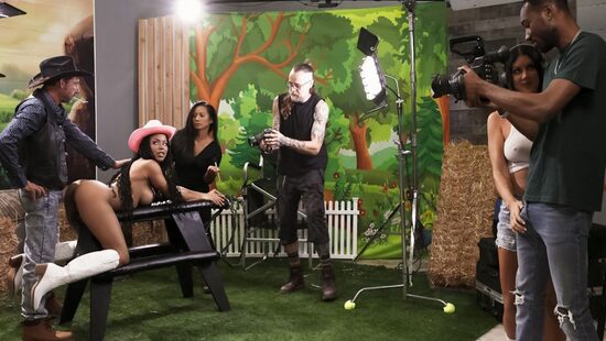 Парень за кадром