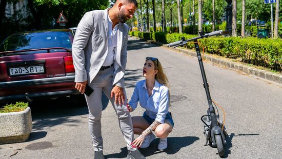 Гребанная самокатчица!