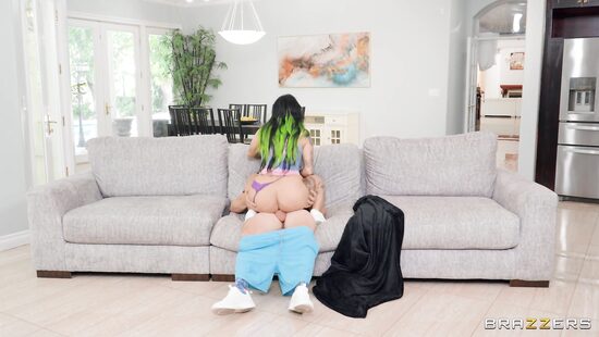 От фальшивой задницы к настоящей киске