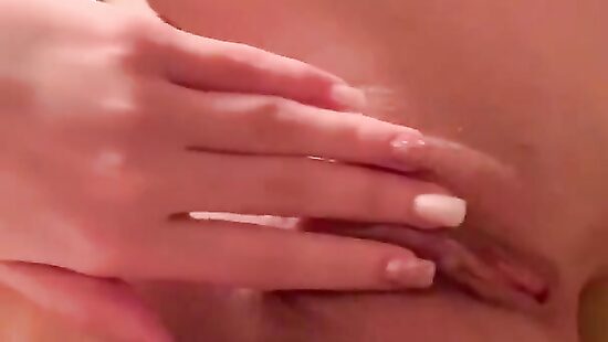 Ласкает себя