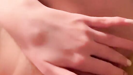 Ласкает себя