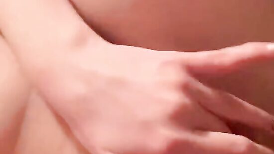 Ласкает себя