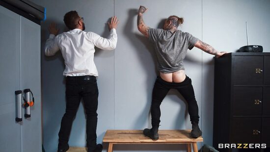 Дыры в стенах колледжа