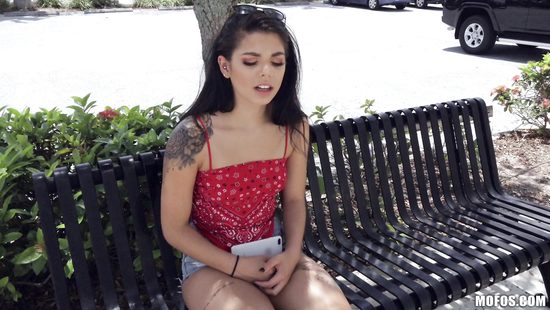 За такие деньги шикарная латинка раздвинула ножки перед пикапером