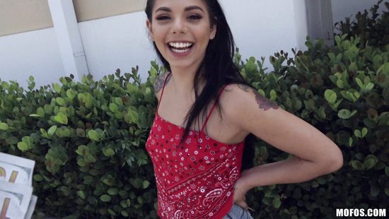 За такие деньги шикарная латинка раздвинула ножки перед пикапером