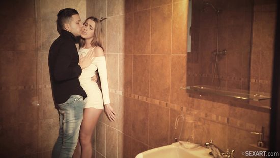 Влажная страсть в душевой комнате молодых любовников