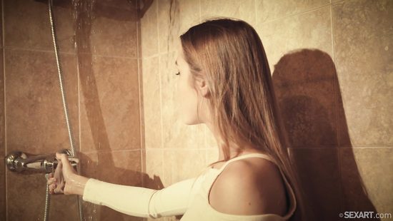 Влажная страсть в душевой комнате молодых любовников