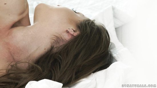 Отпердолил утром красивую подругу и залил ей спермой всё лицо