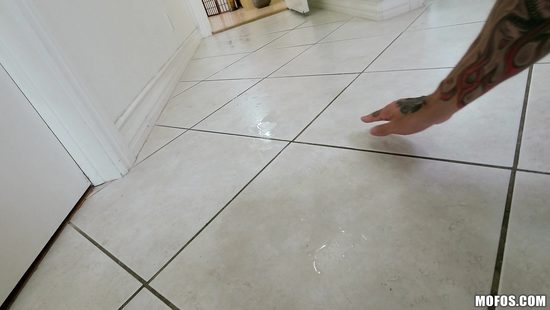 Тёлки довели себя до сквирта вибратором и дали любопытному соседу