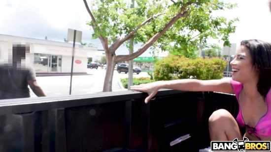 Негритянка в нарисованной одежде ходит по улицам и трахается со всеми желающими