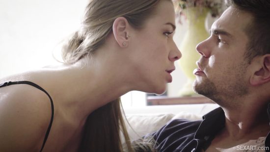 Взаимная мастурбация окончилась диким сексом горячей парочки на камеру