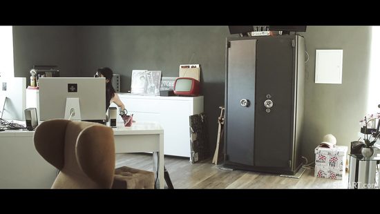 Поймал секретаршу в своём компьютере и трахнул сучку за любопытство