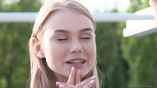 Хохлушка с красивым телом дрочит киску и рассказывает сексологу свой сон