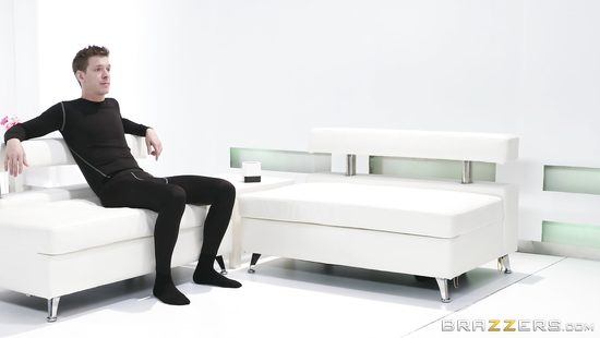 Маетный большим членом затрахал грудастую женщину-киборга