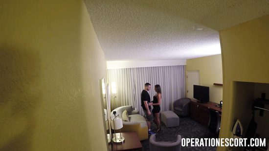 Начинающая шалава чтобы избежать ареста дала офицеру полиции