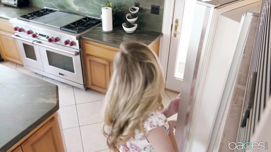 Знакомый сантехник негритос повёлся на прелести белой девушки