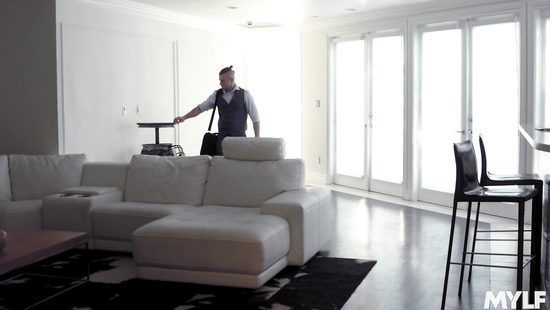 Агент не устоял перед прелестями бывшей жены своего клиента