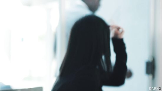 Ради сохранения отношений, брюнетка позволила негру распечатать попку