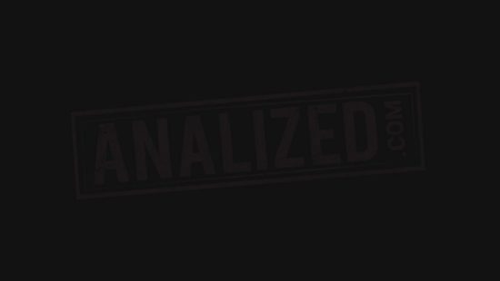 Толстый чёрный член чуть не порвал тугое очко смазливой латинке