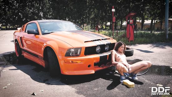 Мустанг и мастурбация длинноногой рыжеволосой куколки на мойке