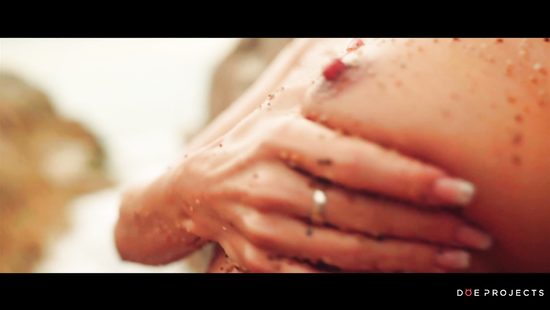 Встретил на пляже мастурбирующую голую русалку и дал ей на клык