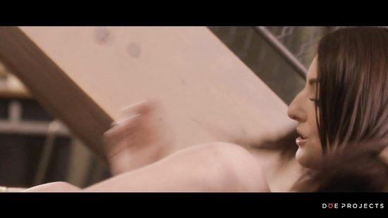 Застала голым парня подруги и быстро запрыгнула к нему на член