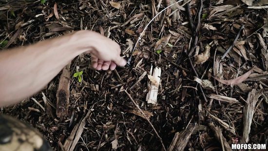 Охотник в лесу поймал прекрасную брюнетку и чпокнул её за освобождение