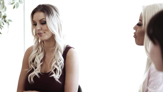 Спортивная бабёнка забежала на палочку к молодому любовнику