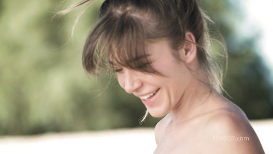 Украинская красотка на берегу реки показывает вам свои прелести